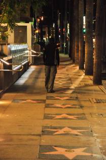 Caminhando na Calçada da Fama, rua de Hollywood, em Los Angeles, na Califórnia - Estados Unidos